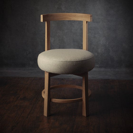 Luka – drvena stolica sa tapaciranim sedištem