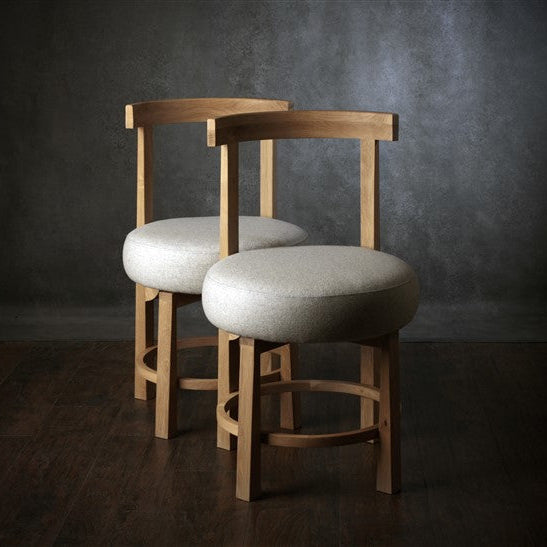 Luka – drvena stolica sa tapaciranim sedištem