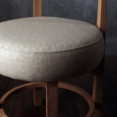 Luka – drvena stolica sa tapaciranim sedištem