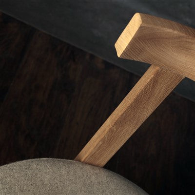 Luka – drvena stolica sa tapaciranim sedištem