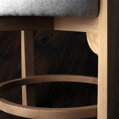 Luka – drvena stolica sa tapaciranim sedištem